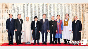 文대통령 “北 장충성당 복원, 교황 방북 위해 관심 필요”