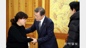 [청계천 옆 사진관]文대통령, 고(故) 김용균 씨의 유가족 위로