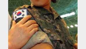 국군 장병 평소 전투복 어깨 태극기 위장색→원색 바뀐다