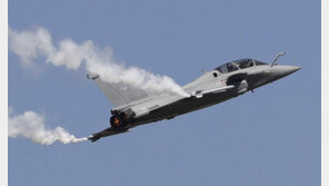 인도 에어쇼 앞두고 시범비행하는 佛 전투기 ‘라팔’