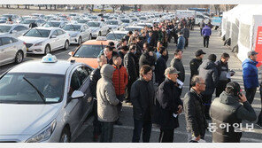 “미터기 바꿔주시오” 택시기사 장사진