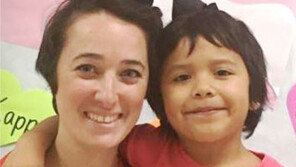 머리 짧아 왕따된 제자 위해… 선생님도 ‘싹둑’