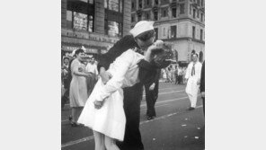 ‘해군과 간호사의 키스’ 사진 주인공, 조지 멘도사 별세…95세