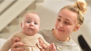 코마 상태로 임신?…출산하면서 깨어난 英10대