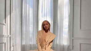 티파니, 파격 금발+노출 패션…카리스마 눈빛