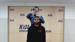 KBL 역대 최단신 외인 KCC 킨의 신장측정 뒷이야기