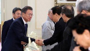 [청계천 옆 사진관] 文대통령, 5·18 유공자 오찬…최근 ‘망언’ 직접 위로