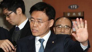 ‘뉴욕 스트립바’ 논란 최교일 의원 ‘뇌물수수’ 혐의 피소