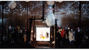 공중에 매달려… 수조 속에서… 서커스 같은 클래식 대향연