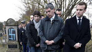 ‘나치 낙서’ 유대인 묘지 간 마크롱