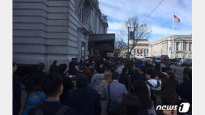 “갤S10 언팩 보자!” 발디딜 틈없는 행사장…3500명 ‘빼곡’