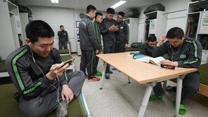 병사들 휴대전화로 가장 하고픈 일 물어봤더니…1위는?