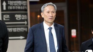 ‘사이버사 댓글 공작’ 김관진 前장관, 징역 2년6개월…법정구속은 면해