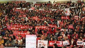 전대 다가올수록 더 깊이 빠지는 한국당 ‘태극기 딜레마’