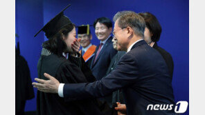 文대통령, 유일한박사 묘소 찾고 깜짝졸업 축하도