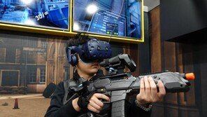 가상현실에 현실감을 더해주는 VR 장비와 주변기기는?