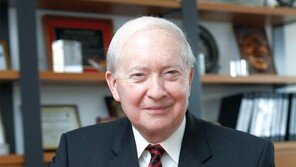 단국대, 존 엔디컷 우송대 총장에 명예 정치학 박사학위 수여 