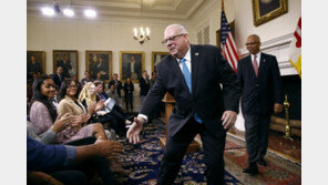 ‘한국사위’ 래리 호건 주지사 “차기 미 대선 관심없다”