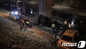 서울 마포구 성산로서 택시·쓰레기수거차 충돌…홍제천 추락