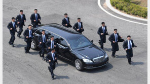 김정은 트레이드 마크 ‘V자 경호’ 베트남서 재현될까