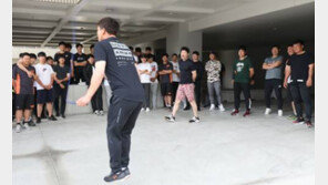 때 아닌 줄넘기 대결로 하나가 된 한화 선수단