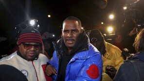 美법원, ‘성범죄 혐의’ 가수 알 켈리에 보석금 11억원 책정