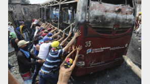 “베네수엘라 공격” vs “정신나간 폭군”…‘한 나라 두 대통령’ 유혈사태