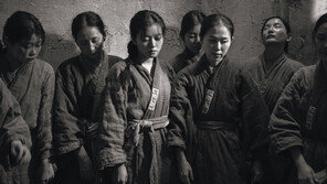 10억짜리 ‘항거’ vs 100억짜리 ‘엄복동’…누가 더 뜨거울까