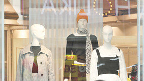 쇼윈도 속의 봄… 서울 명동거리 화사∼