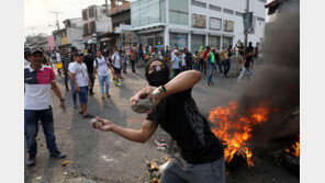 피로 물든 베네수엘라… 구호물자 반입 놓고 국경서 유혈사태