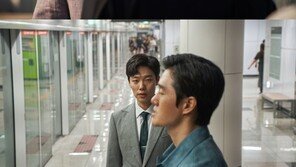 영화 ‘돈’, 3월 20일 개봉…류준열 vs 유지태 팽팽한 긴장감