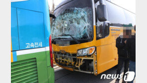 OT 고교신입생 태운 관광버스 2대 충돌…24명 부상