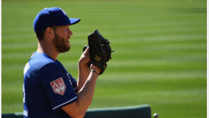 어깨 빠지게 던져온 커쇼, 어깨가 심상찮다