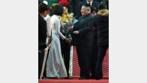 김정은에 꽃다발 준 여성은 ‘얼짱 대학생’