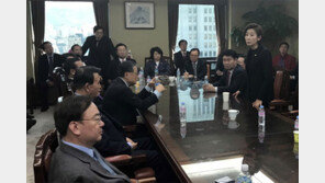 ‘블랙리스트 수사’ 檢 항의 방문… 검찰총장 5시간 기다린 한국당