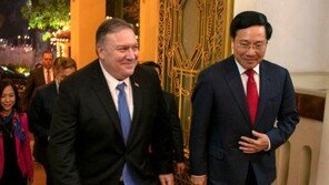 폼페이오, 베트남 외교장관과 회동…“전략적 이익 공유”