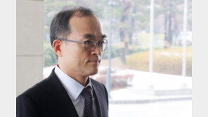 문무일 “맡은 일 하겠다”…‘검찰총장실 점거’ 입장 유보