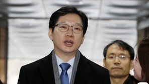 ‘김경수 폭행’ 혐의 50대 유튜버 “인터뷰 위해 옷깃 잡았을 뿐”