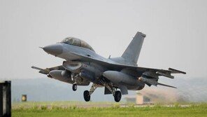 공군 F-16 전투기 서해 추락, 조종사 2명 구조 …도입때도 비리 의혹