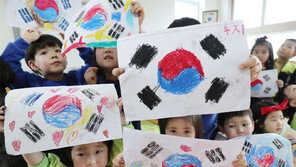 내일 3·1절… “내가 그린 태극기예요”