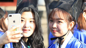 청금복 입고… 입학사진 ‘찰칵’