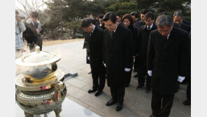 황교안, 전직 대통령 묘소 참배 “봉하마을도 갈 것”