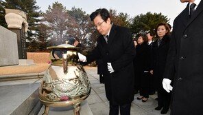 황교안 “봉하마을 가겠다” …국립현충원 참배로 첫 공식일정