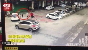 [외신] Toddler Run Over By Car in China Escapes With Scrapes After Being Saved By Hero Strangers
