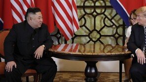 김정은-트럼프, 팔 탁자 걸치고 ‘같은 자세로’ 고개 ‘끄덕’