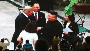김정은-트럼프, 나란히 걸으며 호텔 내 산책…확대회담中