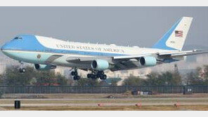 트럼프 에어포스원 하노이 이륙…文 대통령과 통화는 비행기 안에서