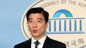 與 “文대통령, 중재자서 주도자가 되겠다는 의지 표현”