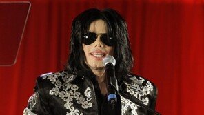 美남성 2명, “마이클 잭슨에 수 백번 성추행 당했다” 주장
