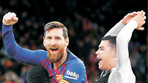 메시-호날두 “챔스, 살아서 만나자”… 16강 첫판 원정서 동반침묵